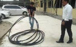 Merugikan PLN dan Resahkan Warga, 2 Pria Ini Ditangkap di Kebun Karet