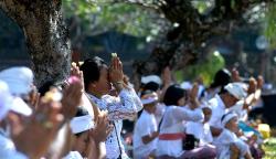 Hari Raya Galungan, Umat Hindu Bali Sembahyang di Pura Jaganatha