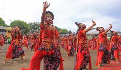 Tarian Seribu Topeng Meriahkan Bulan Pancasila
