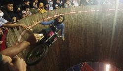 Tak Disangka, Perempuan Berhijab dan Cantik Ini Ternyata Pengendara Motor Tong Setan