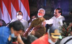  Senyum Semringah Jokowi dan Ganjar Sapa Ribuan Petani di Batang