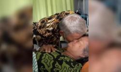 Viral Momen Mengharukan Kakek Setia Rawat Istri sedang Sakit hingga Meninggal