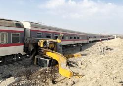 Kereta Api Tergelincir usai Tabrak Ekskavator, 17 Orang Tewas Puluhan Luka-Luka