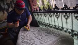 Melihat Pembuatan Kaligrafi di Atas Batu Kali