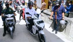 Momen Jokowi dan Iriana Berboncengan Naik Motor Listrik di Kampung Mola