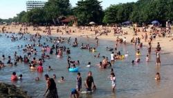 Umanis Galungan, Umat Hindu Bali Silaturahmi hingga Padati Pantai 