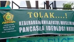 Warga Karawang Bentangkan Poster Tolak Khilafatul Muslimin <