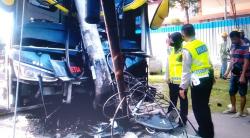 Bus AKAP Tabrak Tiang Listrik di Jalur Pantura Pekalongan, Ribuan Rumah Padam
