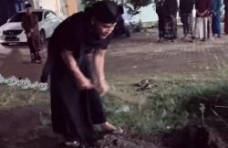 Penampakan Gus Miftah Gali Liang Lahat untuk KH Dimyati Rois