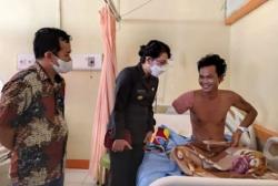 Tjhai Chui Mie Jenguk Pengunjung Sinka Zoo yang Tangannya Putus Diserang Buaya