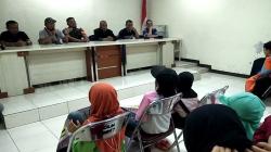 Keluhan soal Banjir dan Kereta Cepat Tak Digubris, Warga Ngamprah KBB Geruduk Kantor Desa<