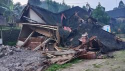 Diterjang Hujan, Panggung Seni Kampung Adat Kasepuhan Cipta Mulya Sukabumi Ambruk<