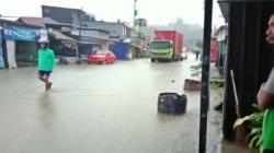 Diguyur Hujan Deras, Permukiman Warga Mamuju Diterjang Banjir<