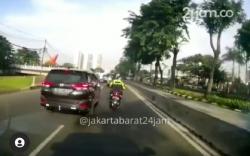 Viral Pengemudi Mobil Lempari Ambulans Pakai Botol Tanpa Rasa Bersalah 