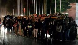 Sambut Kedatangan Jenazah Eril, Warga Rela Basah Kuyup di Depan Gedung Pakuan