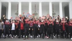 Presiden Jokowi Serahkan Bonus Rp130,5 Miliar kepada Atlet SEA Games ke-31