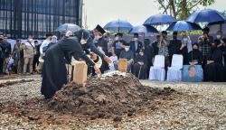 Suasana Haru Pemakaman Emmeril Kahn Mumtadz