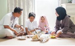 15 Adab Makan dan Minum, Tata Cara Lengkap dengan Doa 