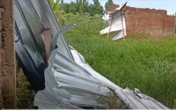 Angin Puting Beliung Rusak Belasan Rumah di Lombok Barat, Atap Beterbangan