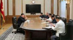 Kim Jong Un Pimpin Rapat Sambil Merokok Setelah Korut Tembakkan Artileri ke Dekat Korsel<