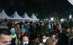 Tengah Malam, Ribuan Orang Datangi Gedung Pakuan untuk Melayat Jenazah Emmeril<