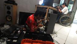 Potret Penyandang Disabilitas Hidup Mandiri dengan Membuka Jasa Servis Elektronik