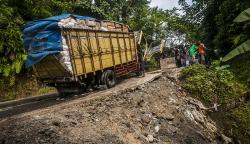 Jalan Ambles di Lebak, Banyak Kendaraan Terjebak hingga Jatuh ke Jurang