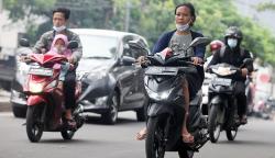 Potret Pengendara Sepeda Motor Memakai Sandal Jepit