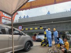 Waduh, Warga Bekasi Masih Ramai Lewati Jembatan Antelope Meski Box Girder Hampir Halangi Jalan