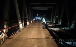 Motor Terjun Bebas dari Jembatan Bagbagan Sukabumi, 1 Penumpang Balita jadi Korban<