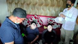 Polisi Nyamar Jadi Ojol Gerebek 2 Bandar Narkoba sedang Asyik Pesta Sabu di Indramayu<