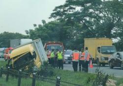 Truk Nyungsep di Tol Tangerang Merak, Diduga Oleng karena Disalip 