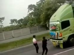 Lagi! Viral Bocah Nekat Cegat Truk di Jalan Tol Tangerang Merak