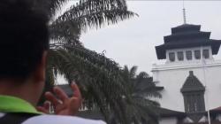 Ribuan Buruh Geruduk Gedung Sate, Tuntut Pergub Dicabut dan Gelar Doa Bersama untuk Eril