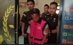 Korupsi Dana Desa, Eks Kades di Muara Enim Terdiam Diborgol Jaksa<
