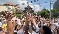 Tradisi Mesuryak dalam Rangka Hari Raya Kuningan
