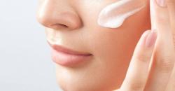 Penting Pakai Sunscren dan Moisturizer di Rumah untuk Cegah Bahaya Sinar Biru Gadget