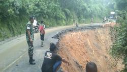 Jalan Ambles, Lalu Lintas Jalur Selatan Cianjur Dialihkan ke Sukanagara Tanggeung