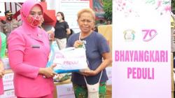 Giliran Bhayangkari Bantu Warga Terdampak Bencana Abrasi Pantai di Minsel