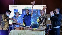 Sandiaga Uno Pembeli Pertama Karya Teman Tuna Rungu di Workshop KaTa Kreatif Tasikmalaya<
