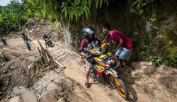 Warga Lebak Secara Swadaya Buat Jalan Darurat yang Ambles dan Rusak Parah