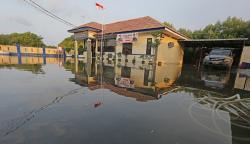 Markas Satpolair Polres Indramayu Terendam Banjir Rob<