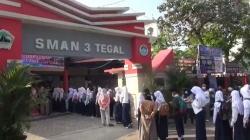 Kesulitan Input Data Lewat Daring, Ratusan Calon Peserta Didik di Tegal Padati Sekolah Ini