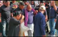 Tangan Diinfus, Mantan Pemain Timnas Ini Antar Jenazah Sang Anak Bripda Diego ke Permakaman