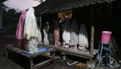 Musala Sempit, Jemaah Harus Salat di Luar Menggunakan Balai-Balai