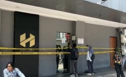 Petugas Segel Lokasi Bungkus Night, Garis Polisi Membentang