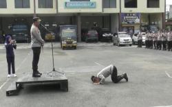 Tidak Pernah Bermasalah, Polisi Ini Sujud Syukur di Lapangan Terima Hadiah Umrah 