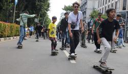 Ratusan Skateboarder Gelar Riding Parade