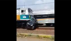 Penampakan Mobil Terseret Kereta hingga Ratusan Meter di Tambun, Pengemudi Tewas