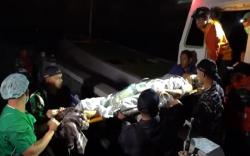 KRI Surabaya Evakuasi Ambulans Laut Bawa Pasien Melahirkan, sempat Terombang-ambing 8 Jam 